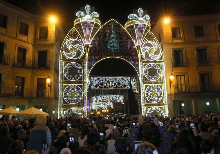 Miles de personas fotografían con sus móviles la iluminación del Pórtico de la Navidad.