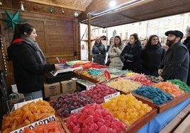 Visita de los representantes del Ayuntamiento a los puestos del Mercado Navideño.