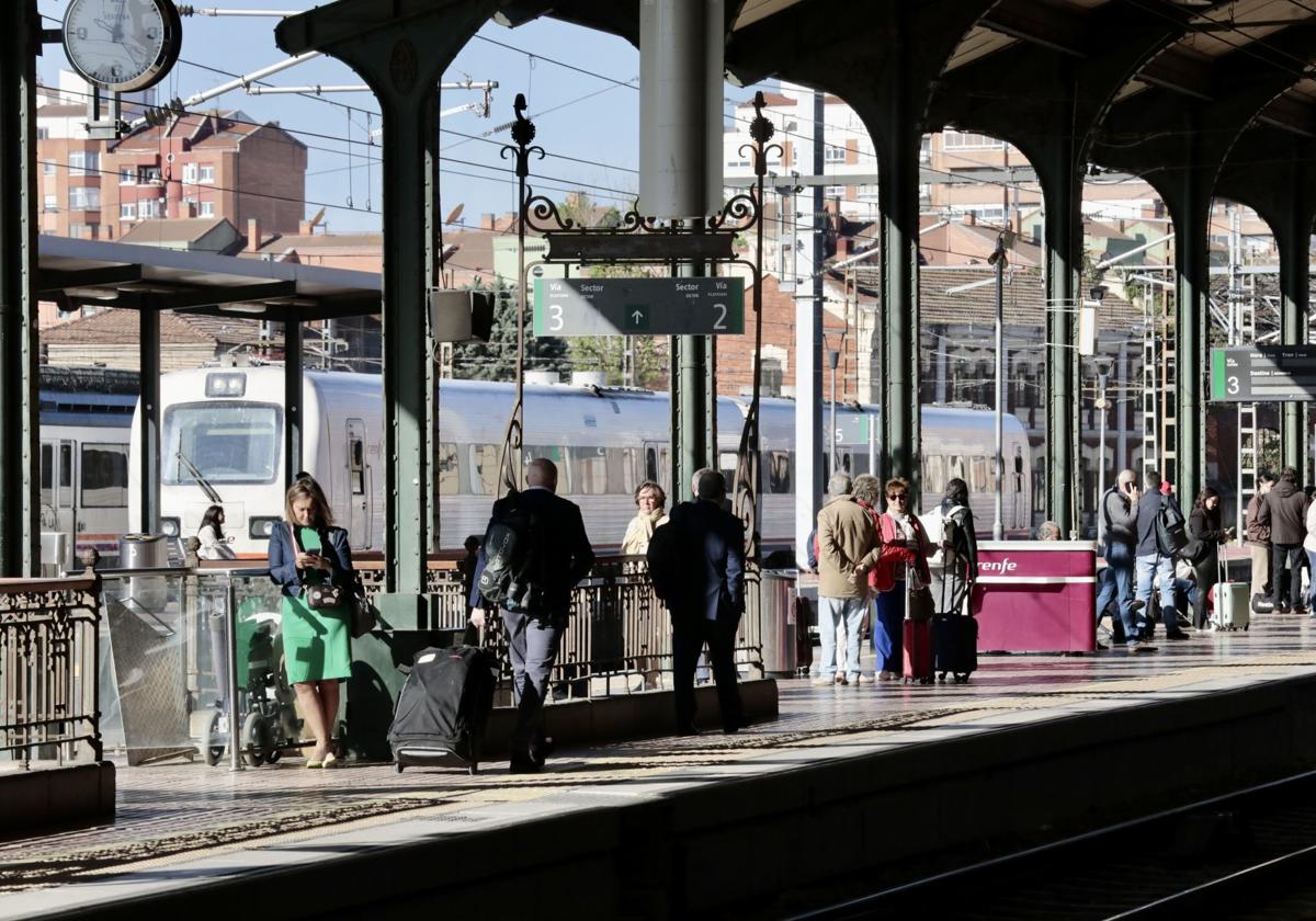 Imagen de archivo de pasajeros en la estación Campo Grande de Valladolid.