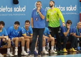 David Pisonero observa el encuentro de su equipo ante el Villa de Aranda.