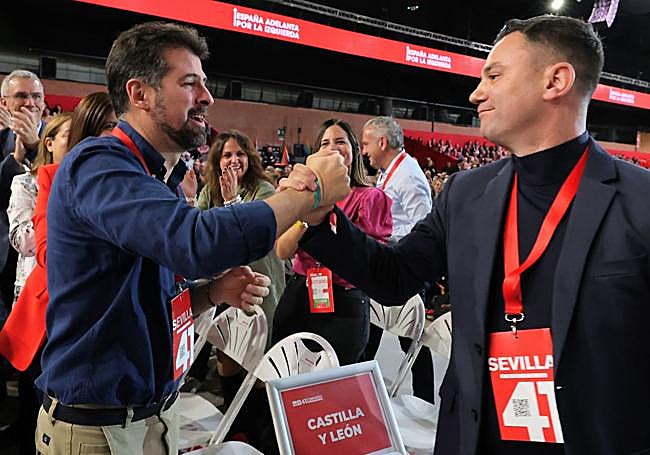Luis Tudanca felicita a Javier Cendón tras su nombramiento como miembro de la Ejecutiva Federal socialista. En segundo plano, Patricia Gómez y Nuria Rubio.