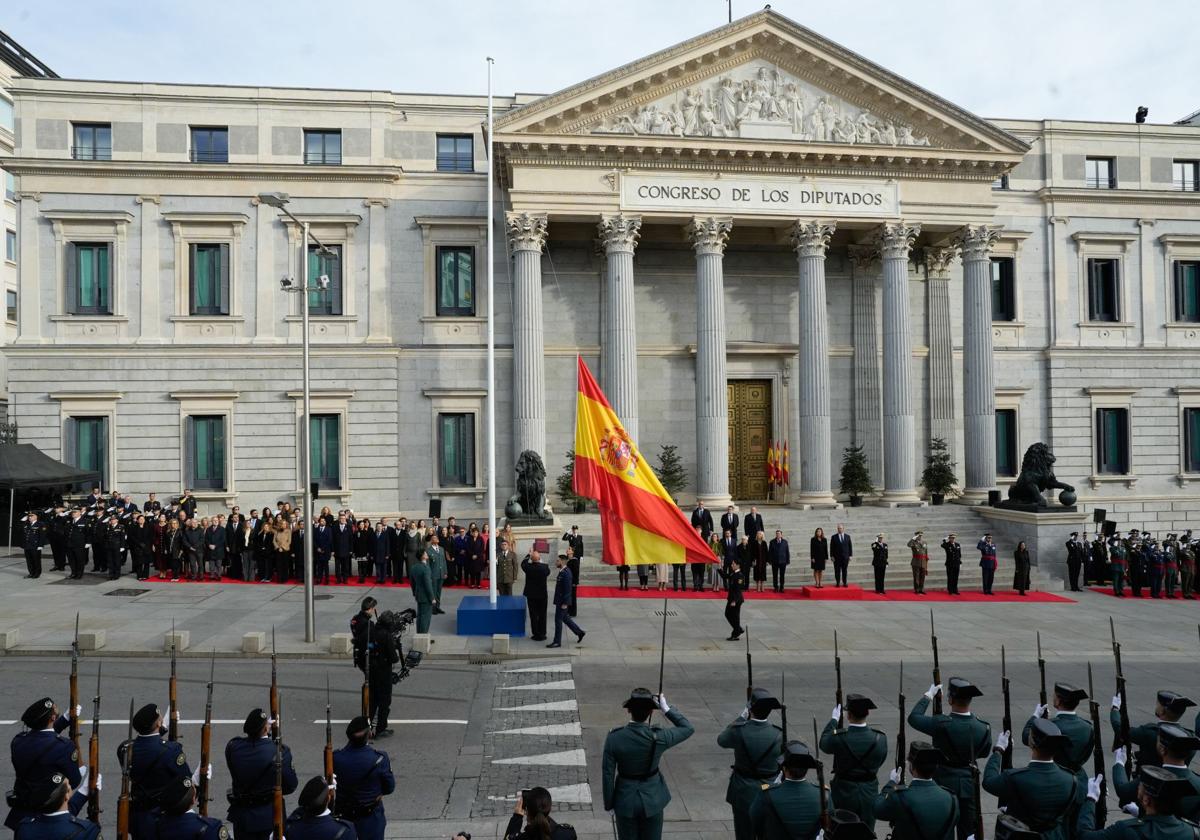 Izado de bandera en la celebración del Día de la Constitución en el Congreso de los Diputados en Madrid.