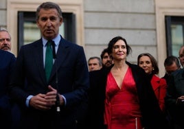 Alberto Núñez Feijóo e Isabel Díaz Ayuso, durante su llegada al acto conmemorativo de la Constitución.