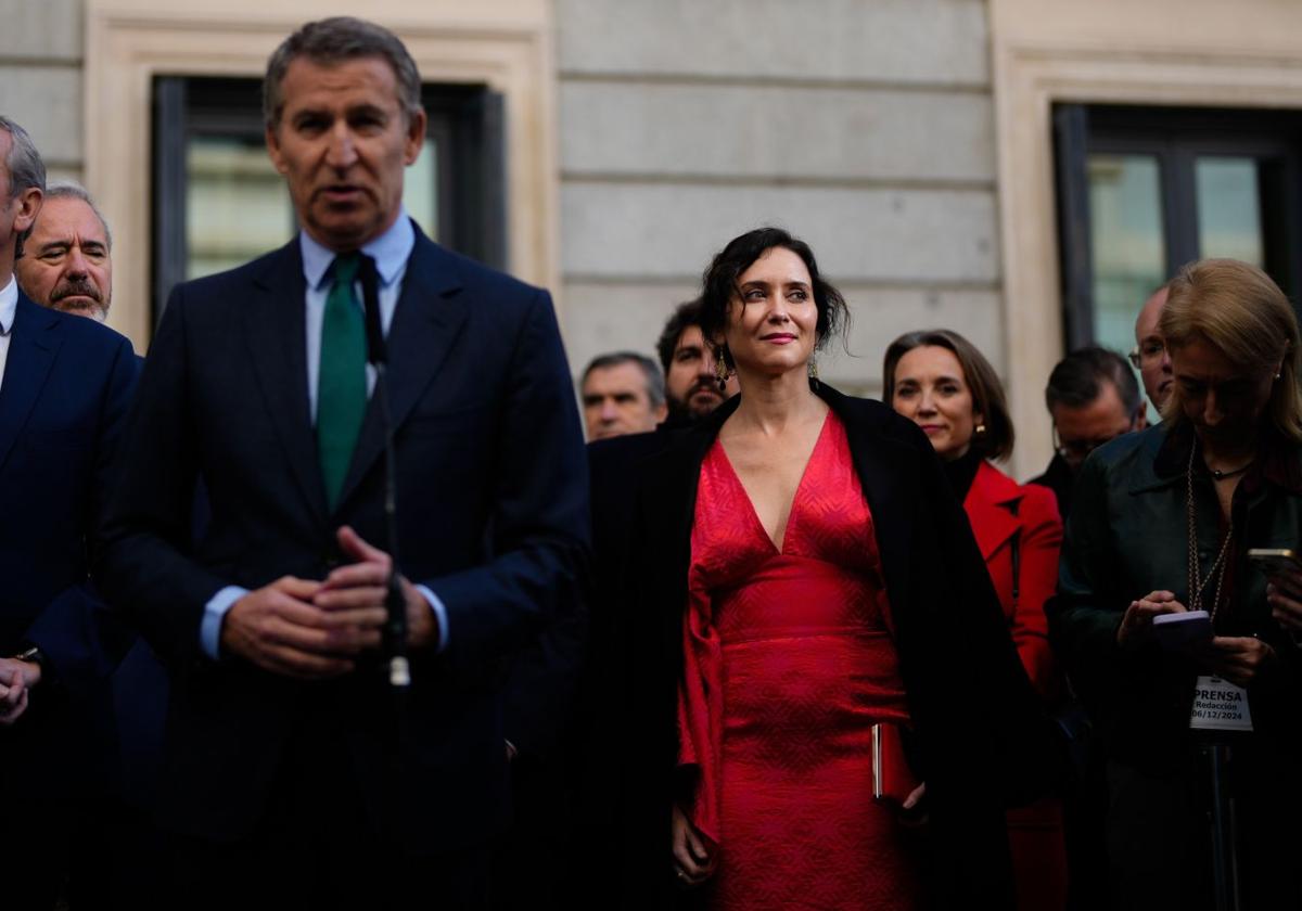 Alberto Núñez Feijóo e Isabel Díaz Ayuso, durante su llegada al acto conmemorativo de la Constitución.