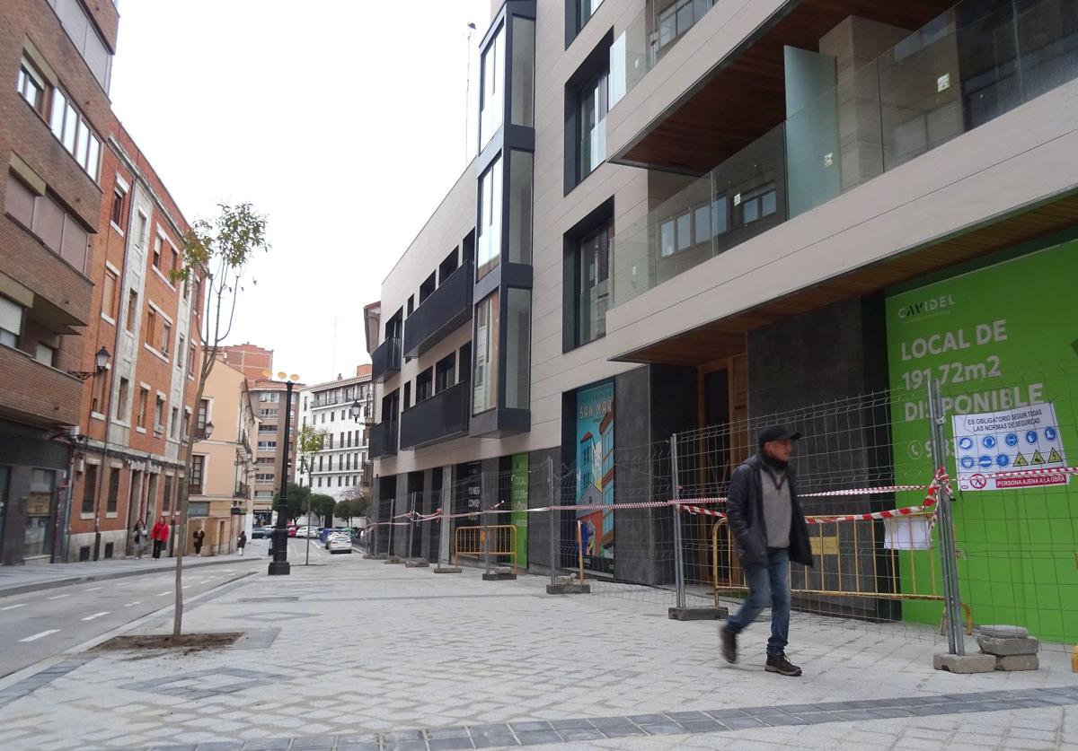 Los peatones ya pueden transitar por la acera de la calle Duque de Lerma.