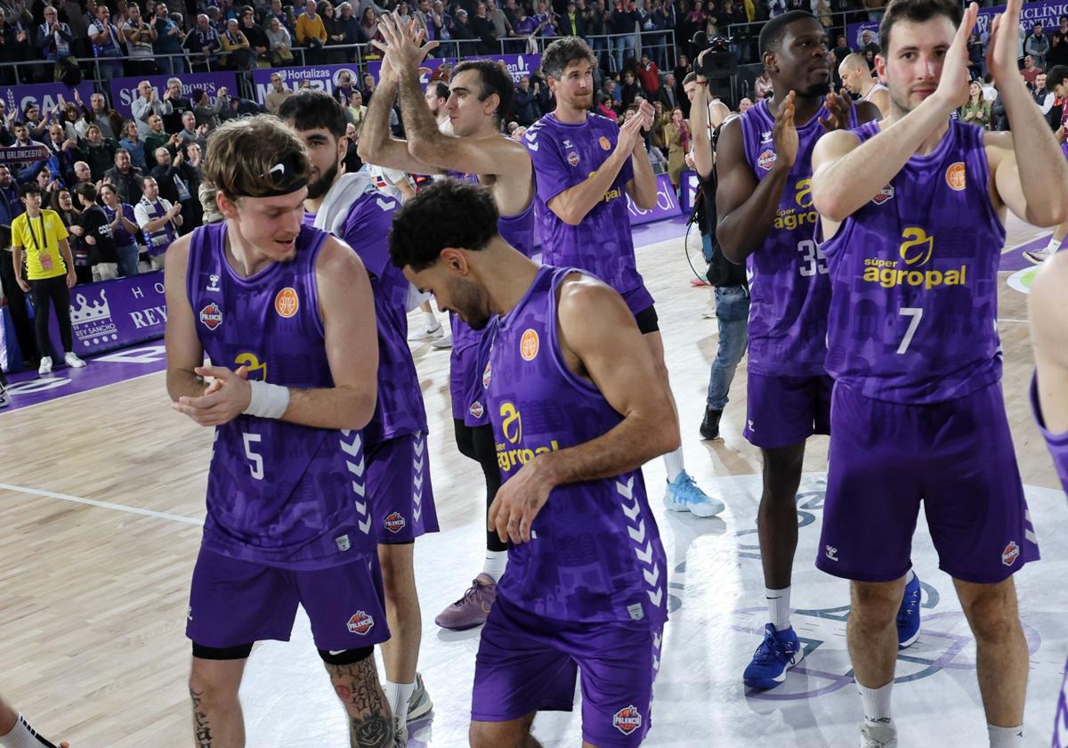 La plantilla morada celebra el triunfo con la afición, tras vencer al Obradoiro.