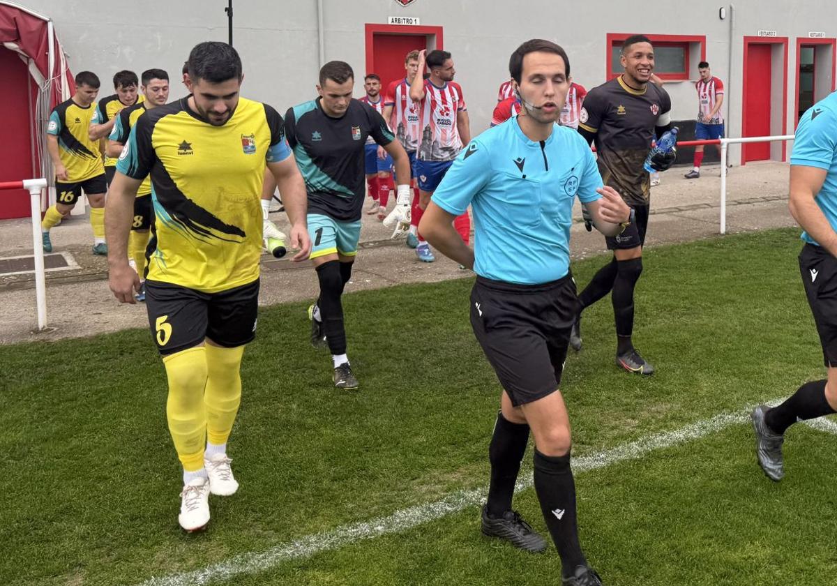 El mojadense Cubero, el primero en saltar al césped.