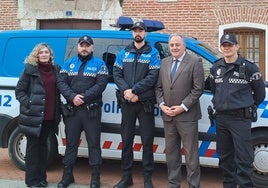 Los dos agentes desplegados, de uniforme, antes de partir a Valencia.