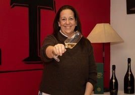 Maria del Carmen Blant, responsable de la Delegación de Valladolid de Maset, tomando una copa de cava.