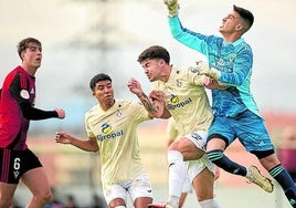 Ale Gorrín, meta del Mirandés B, despeja un balón.