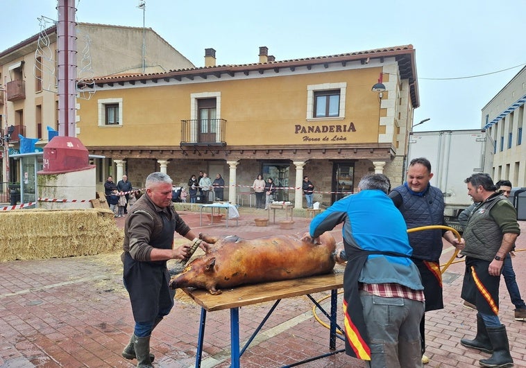 Villabrágima rememora el rito de la matanza