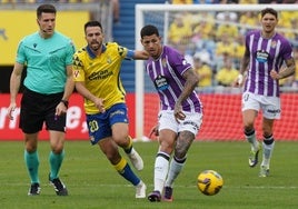 Marcos André pasa el balón ante Moleiro