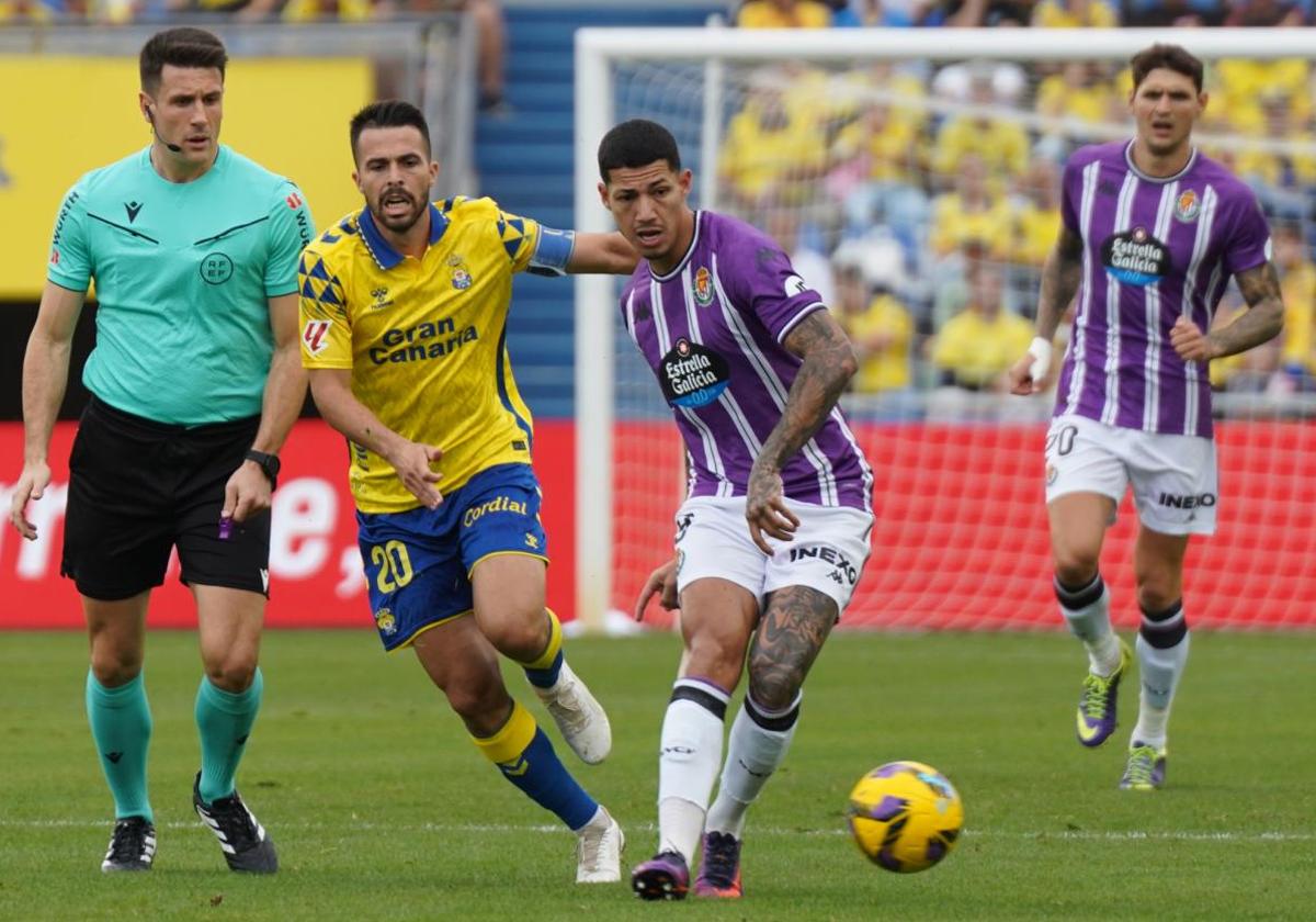 Marcos André pasa el balón ante Moleiro