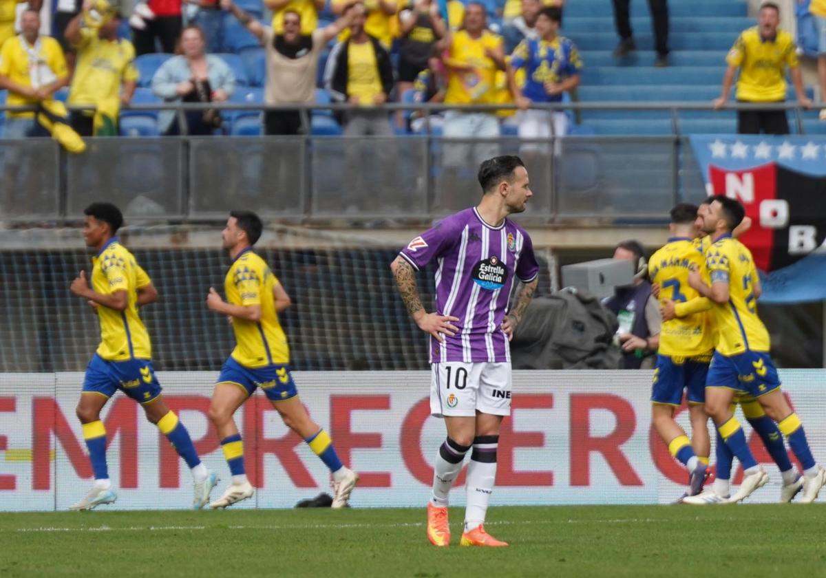 Iván Sánchez se lamenta tras el segundo gol de Sandro Ramírez que dio la victoria a Las Palmas frente al Real Valladolid.