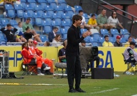 Álvaro Rubio aplaude a sus jugadores en el Estadio Gran Canaria.