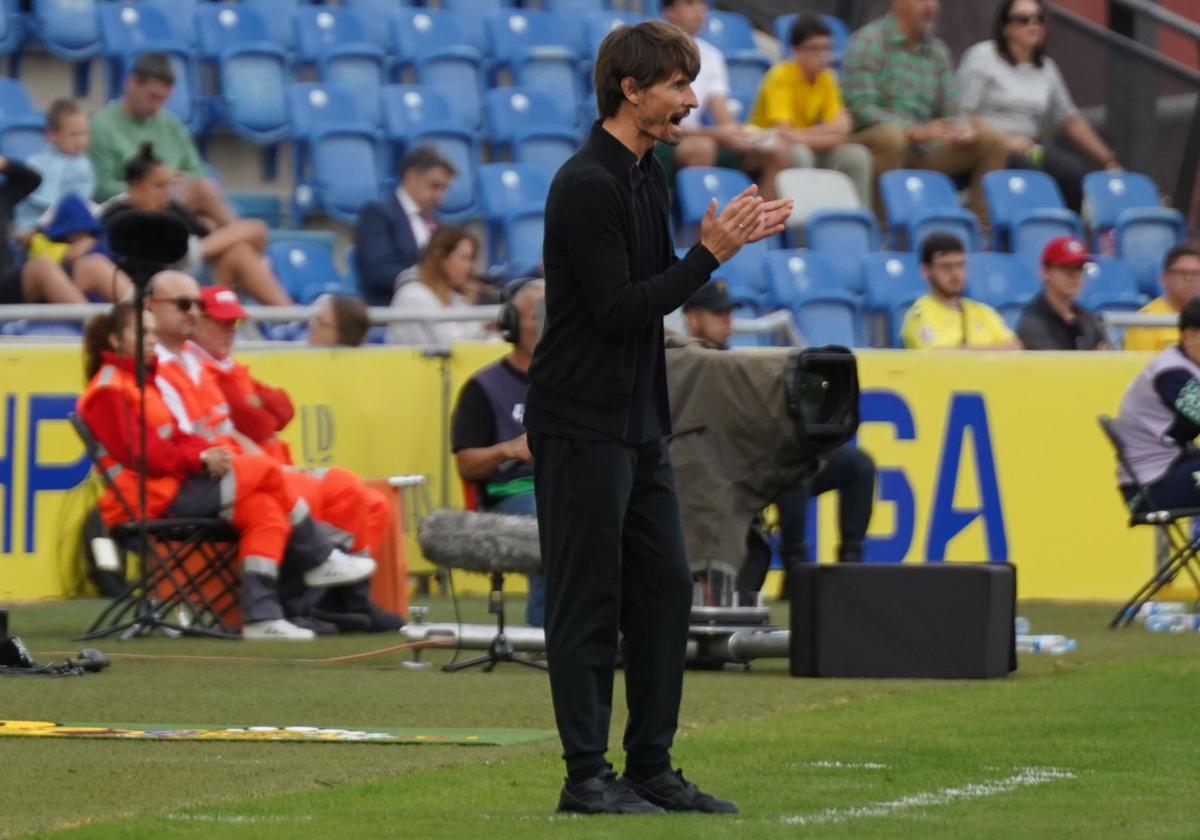 Álvaro Rubio aplaude a sus jugadores en el Estadio Gran Canaria.