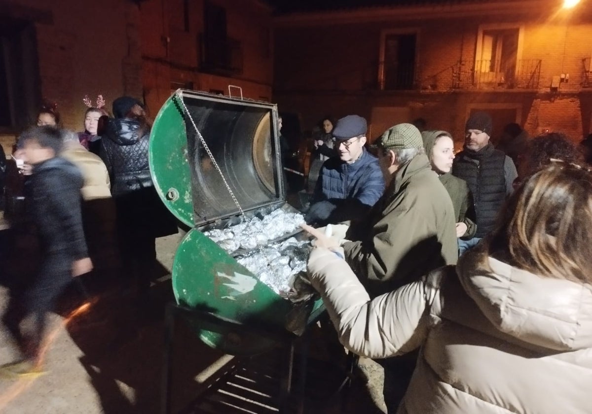 La patatas asadas también fueron protagonistas en la castañada de Becilla