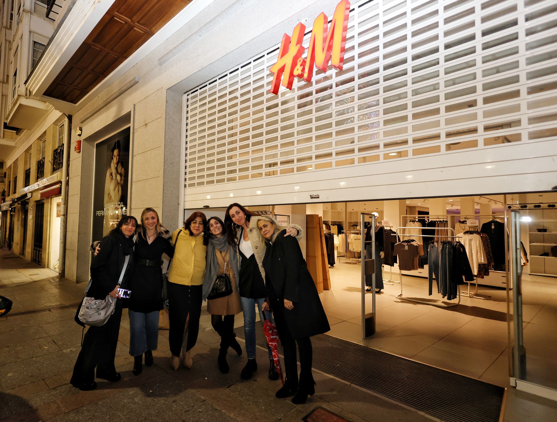 Lágrimas y abrazos en el cierre de H&amp;M de Palencia