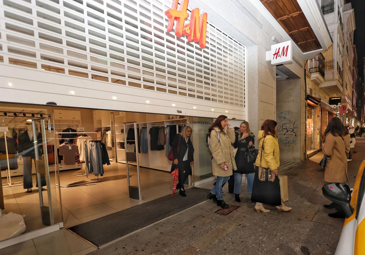 Las trabajadoras abandonan la tienda de H&M entre lágrimas, este sábado por la noche.