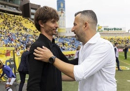 Álvaro Rubio (izquierda) se saluda con Diego Martínez antes del partido UD Las Palmas-Real Valladolid del pasado sábado