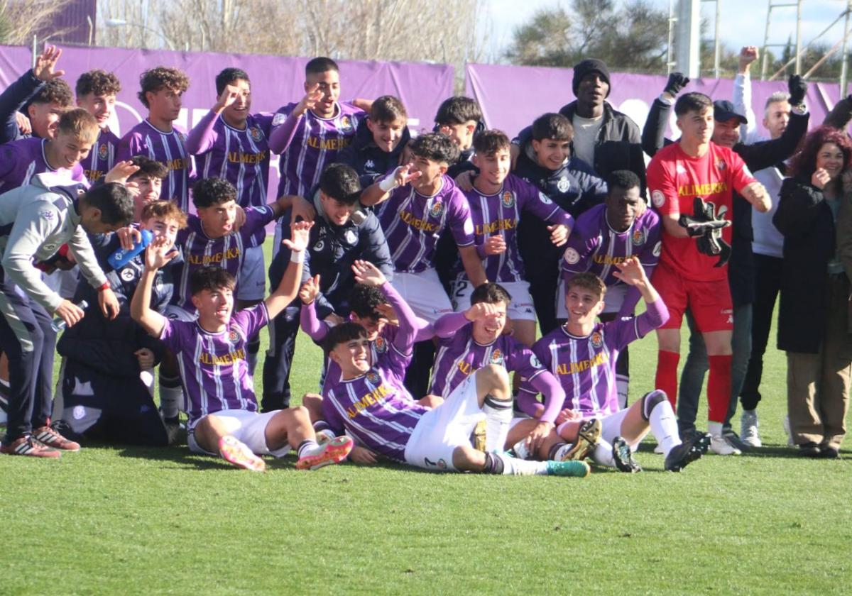 los jugadores celebran la clasificación sobre el campo.