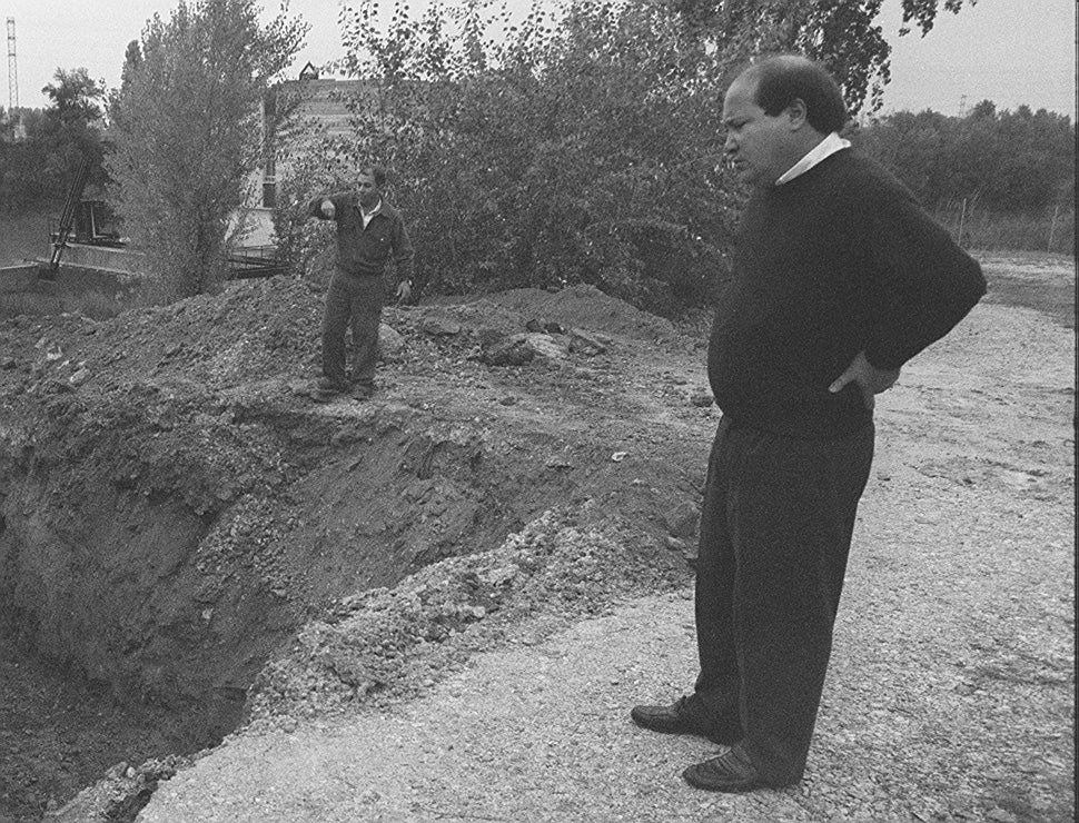 Elisardo Fernández, alcalde de Arroyo-La Flecha, observa las obras del colector en junio de 1998.