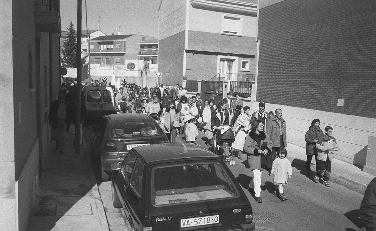 Manifestación de padres del colegio de Arroyo-La Flecha en demanda de profesores y aulas. Marzo de 1999.