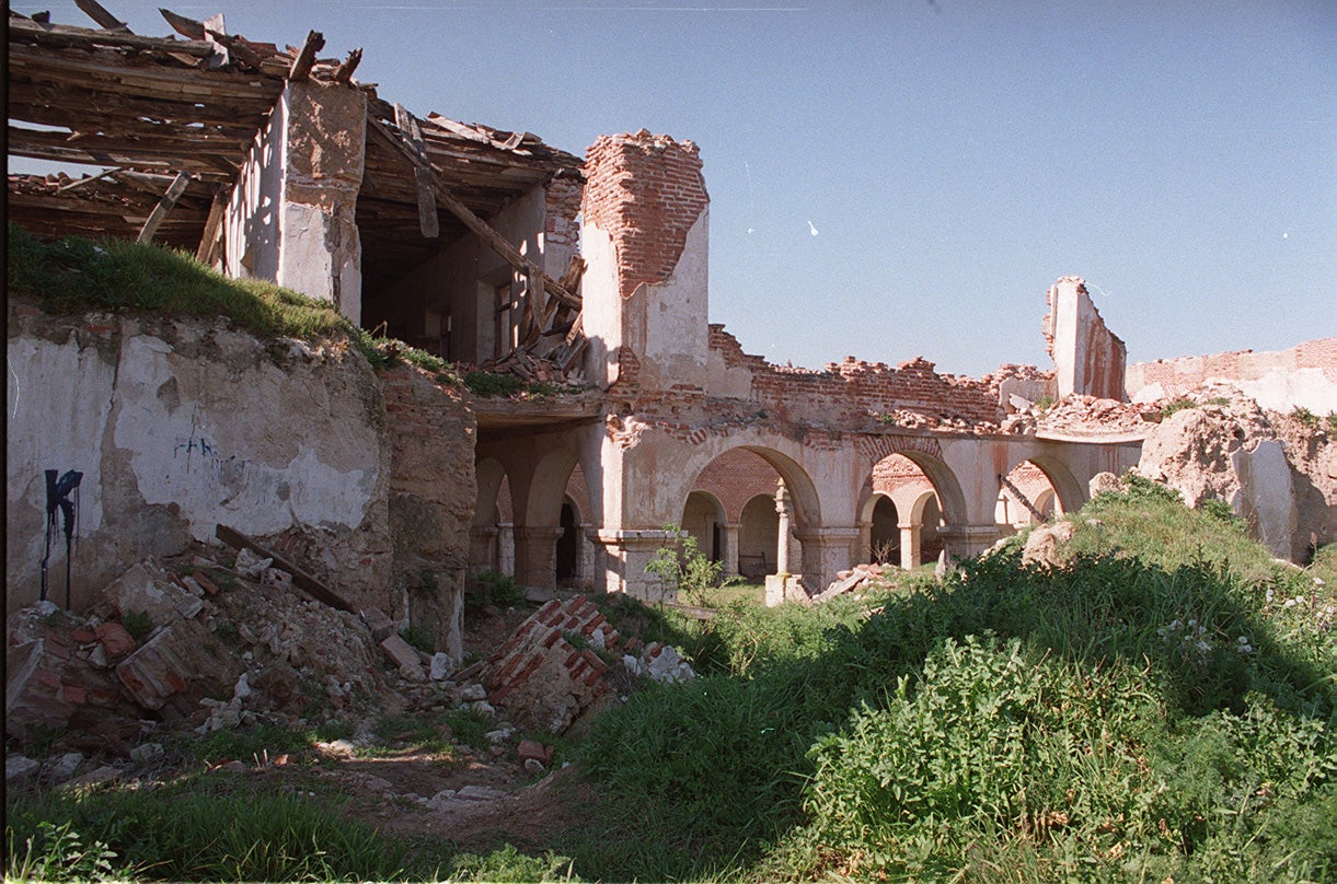 Ruinas del Monasterio de Santa Ana en Arroyo-La Flecha que albergará un hotel de cinco estrellas del grupo AC. Marzo de 2000.