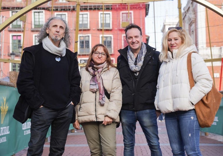 Nicolás Nieto, Inmaculada Lorenzo, Israel Repiso y María Ángeles Sánchez, bajo el árbol de los deseos en la Plaza Mayor de Valladolid