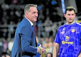 Luis Guil mira al banquillo, con Xabi Oroz al fondo, en el partido del pasado jueves en el Pabellón Municipal.