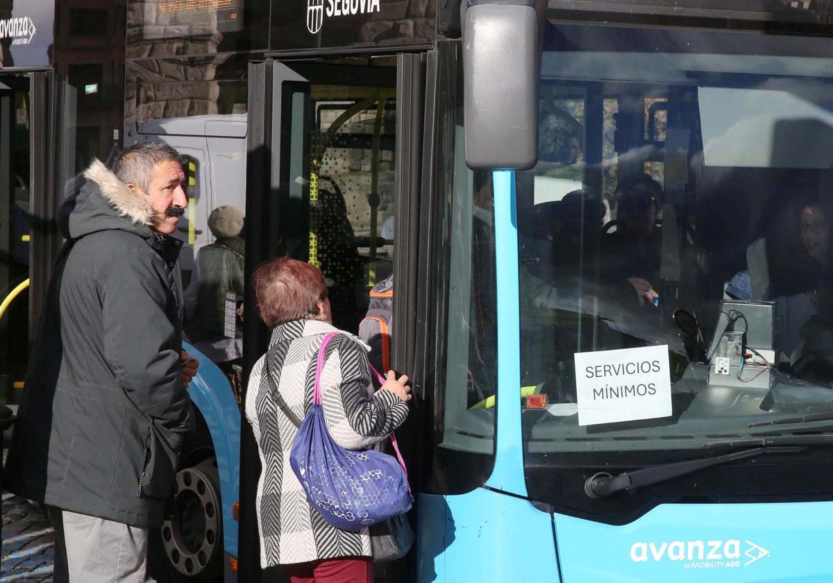 Autobús en servicios mínimos en una convocatoria de huelga anterior.