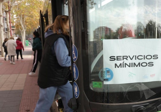 Un autobús de Auvasa luce el cartel de servicios mínimos durante la huelga del 29 de noviembre.