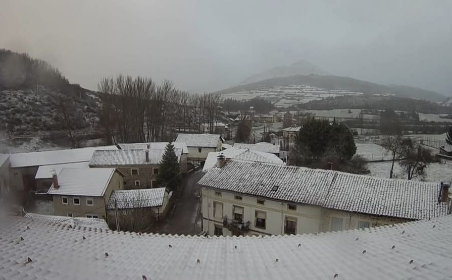 Nieve en San Salvador de Cantamuda, este domingo.
