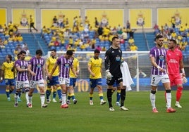 Los jugadores de Real Valladolid y Las Palmas se encaminan al centro del campo.