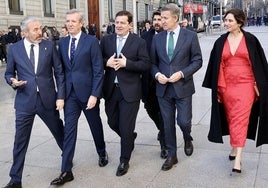 Jorge Azcón (Aragón), Alfonso Rueda (Galicia), Alfonso Fernández Mañueco (Castilla y León), Fernando López Miras (Murcia), Alberto Núñez Feijóo e Isabel Díaz Ayuso (Madrid), en el acto por la Constitución del pasado viernes.