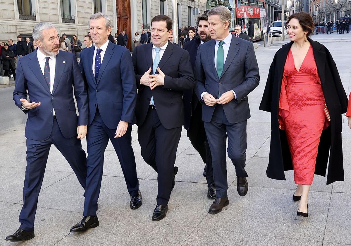 Jorge Azcón (Aragón), Alfonso Rueda (Galicia), Alfonso Fernández Mañueco (Castilla y León), Fernando López Miras (Murcia), Alberto Núñez Feijóo e Isabel Díaz Ayuso (Madrid), en el acto por la Constitución del pasado viernes.