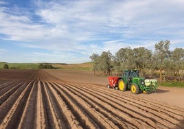 Labores de siembra en una parcela de la provincia de Segovia.