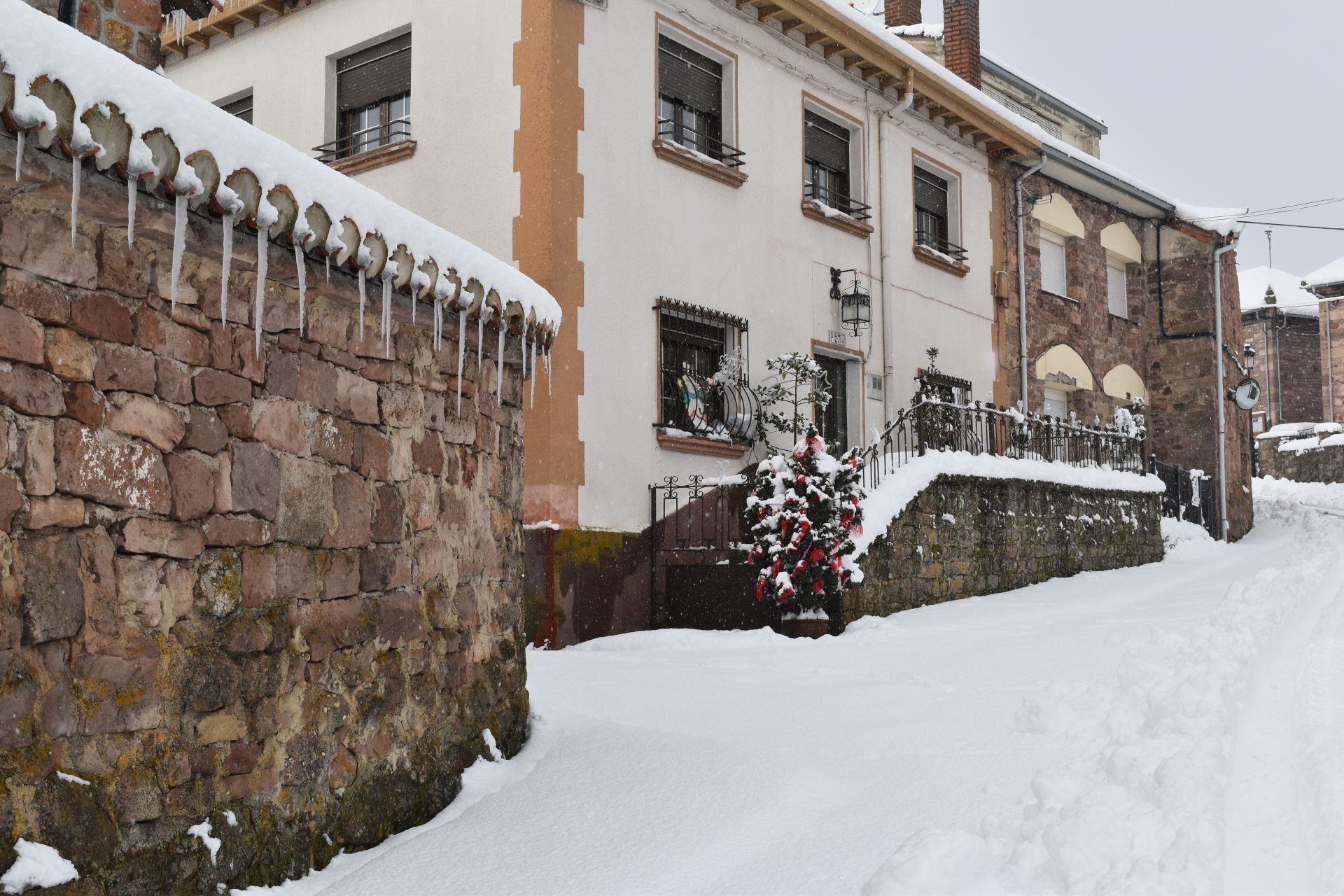 La nieve, perfecta aliada en un día festivo en la Montaña Palentina