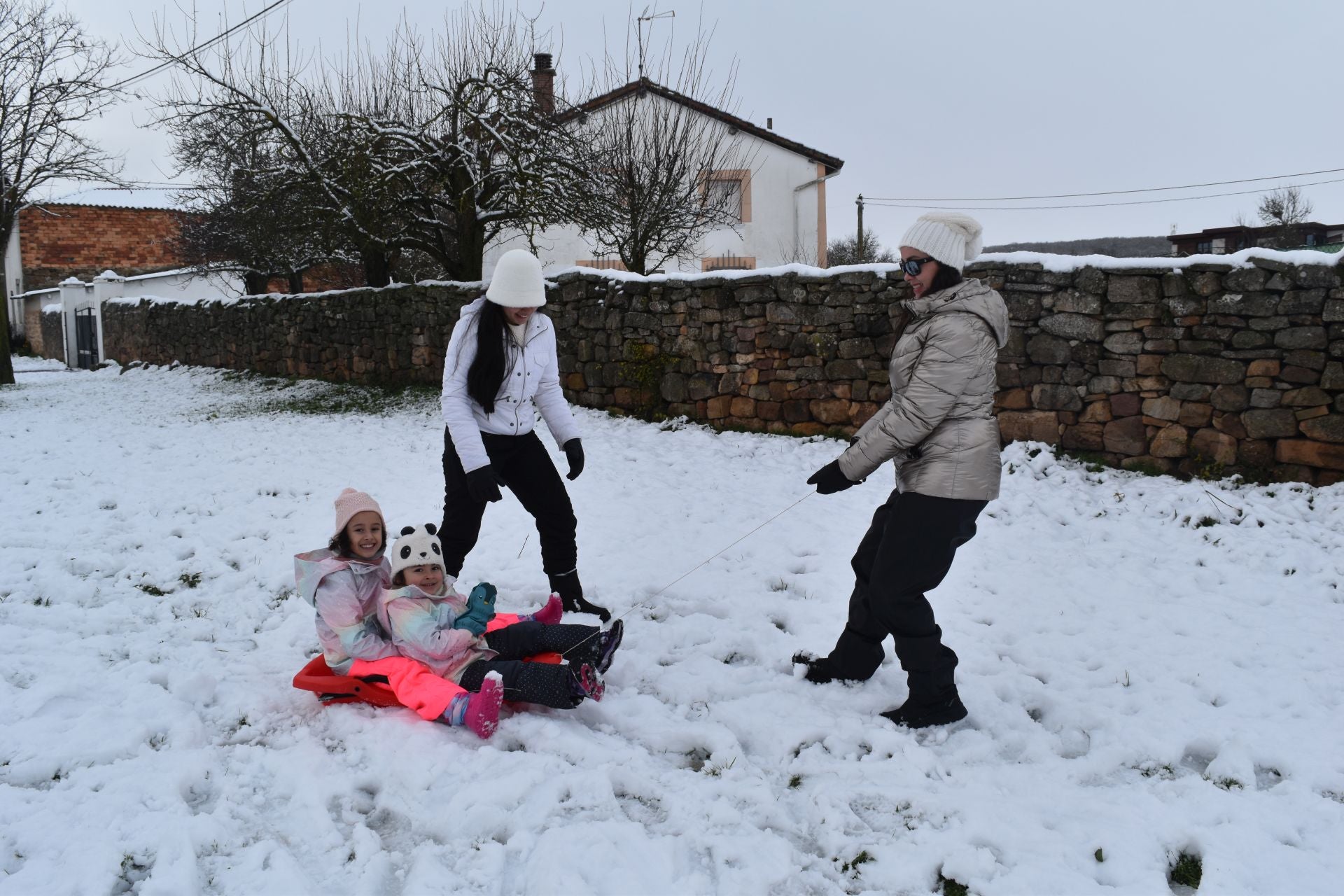 La nieve, perfecta aliada en un día festivo en la Montaña Palentina
