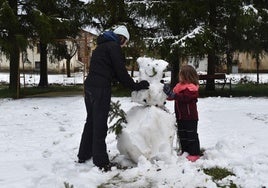 La nieve, perfecta aliada en un día festivo en la Montaña Palentina