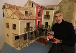 Javier Martín con su nueva novela junto a una maqueta del Rincón de Unamuno