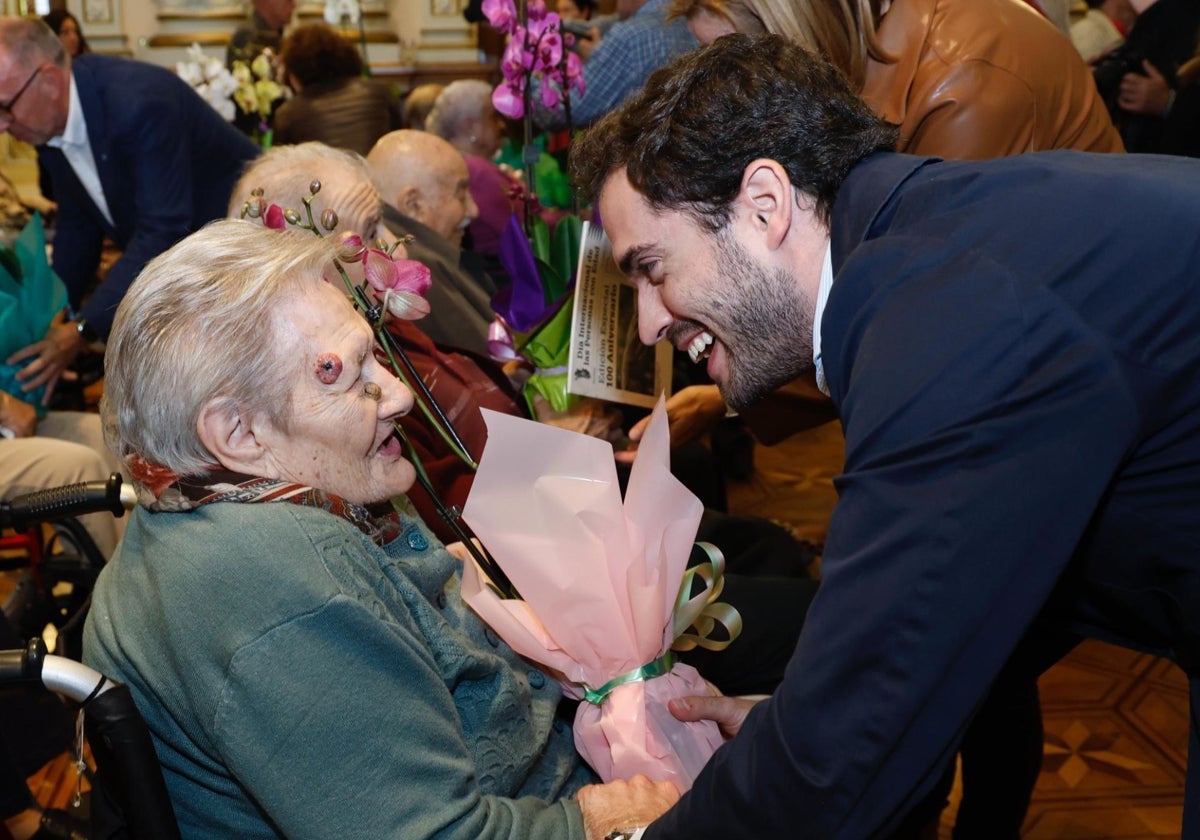 Rodrigo Nieto saluda a una mujer en un homenaje a los mayores celebrado en el Ayuntamiento.