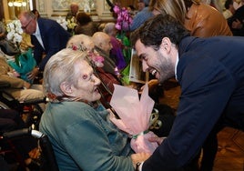 Rodrigo Nieto saluda a una mujer en un homenaje a los mayores celebrado en el Ayuntamiento.