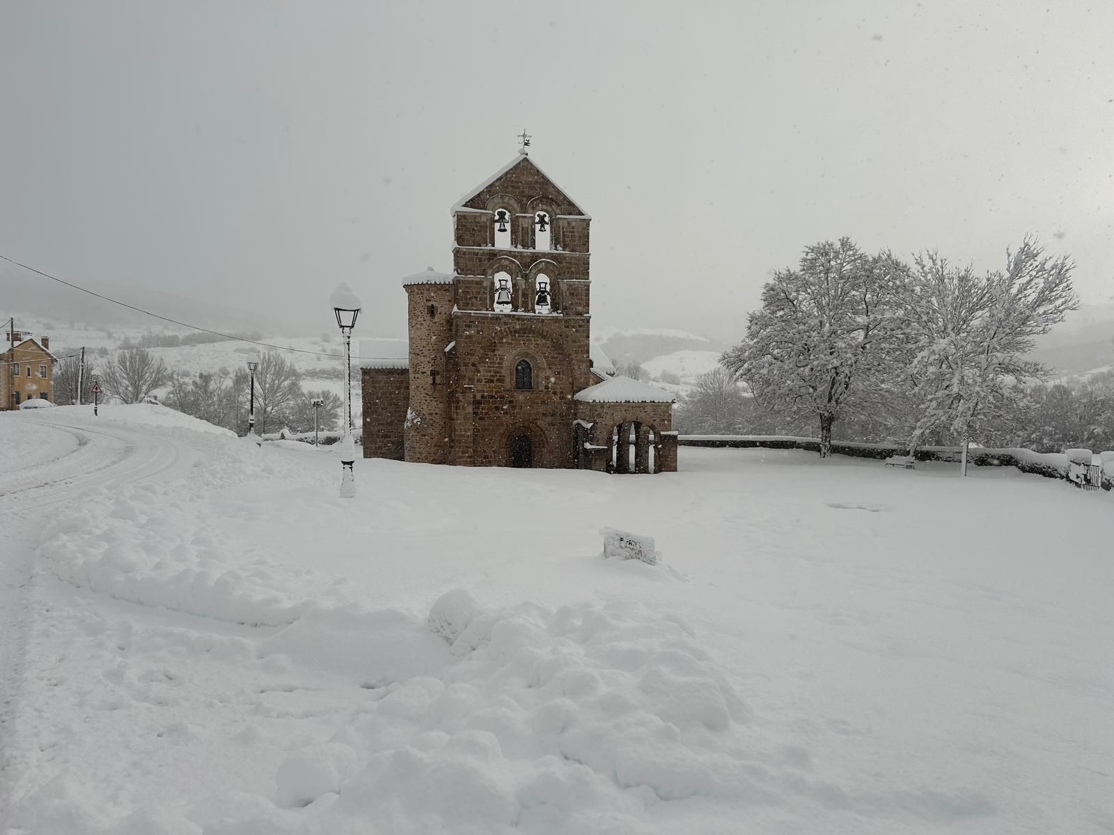 La nieve deja bonitas estampas en Cantamuda