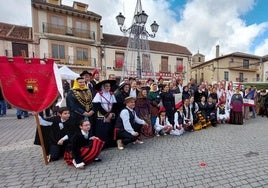 Participantes en el festival de danzas de la feria.