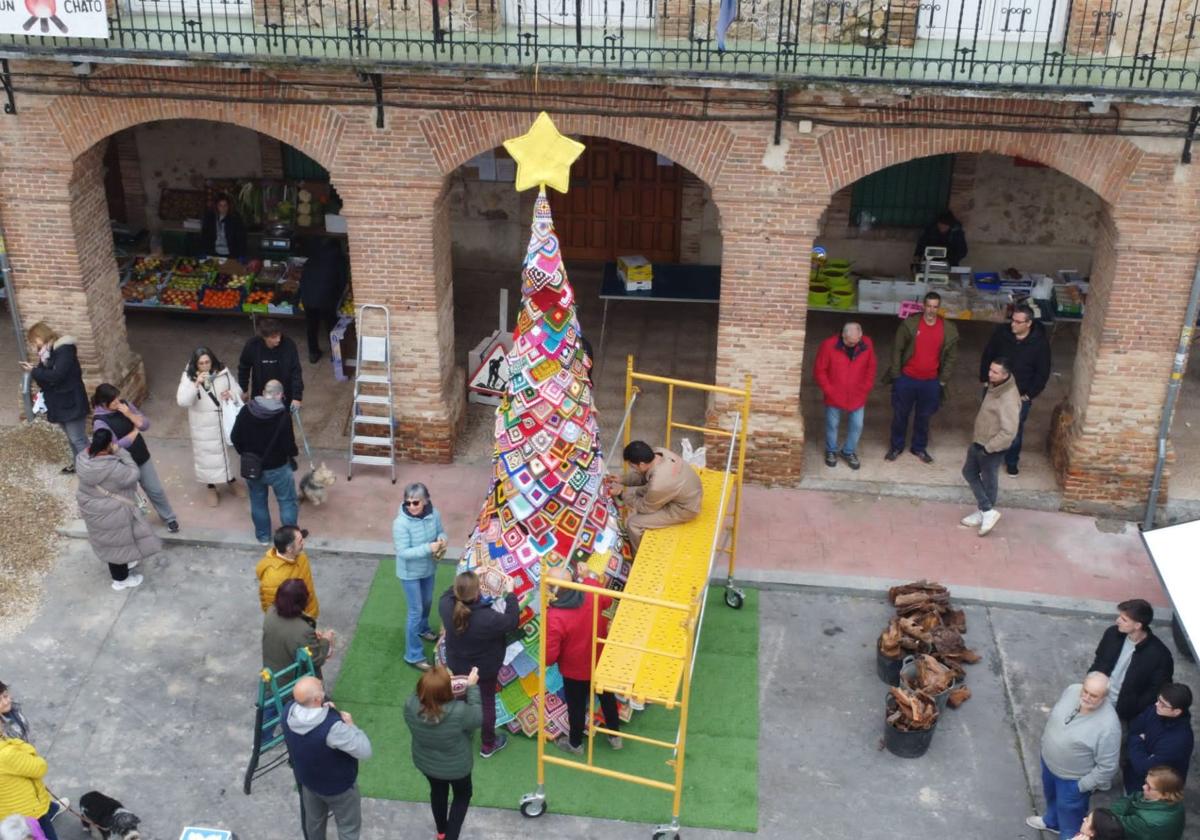 Un momento del montaje del árbol.