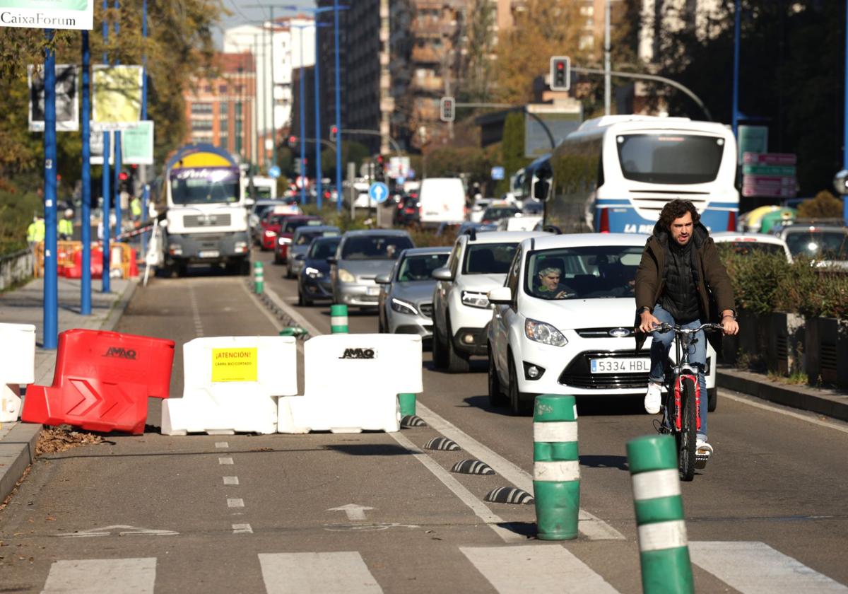 Un ciclista circula por el paseo de Isabel la Católica, junto a las obras del carril bici.