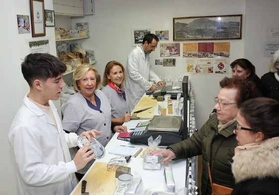 Atención al público, estos días en el local del pasaje de Don Sancho.