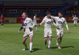 Juanmi Latasa celebra el tanto conseguido en Ávila, en la ronda previa de la Copa