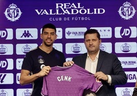 Domingo Catoira (d), durante la presentación de Cenk, jugador que llega cedido del Valencia.